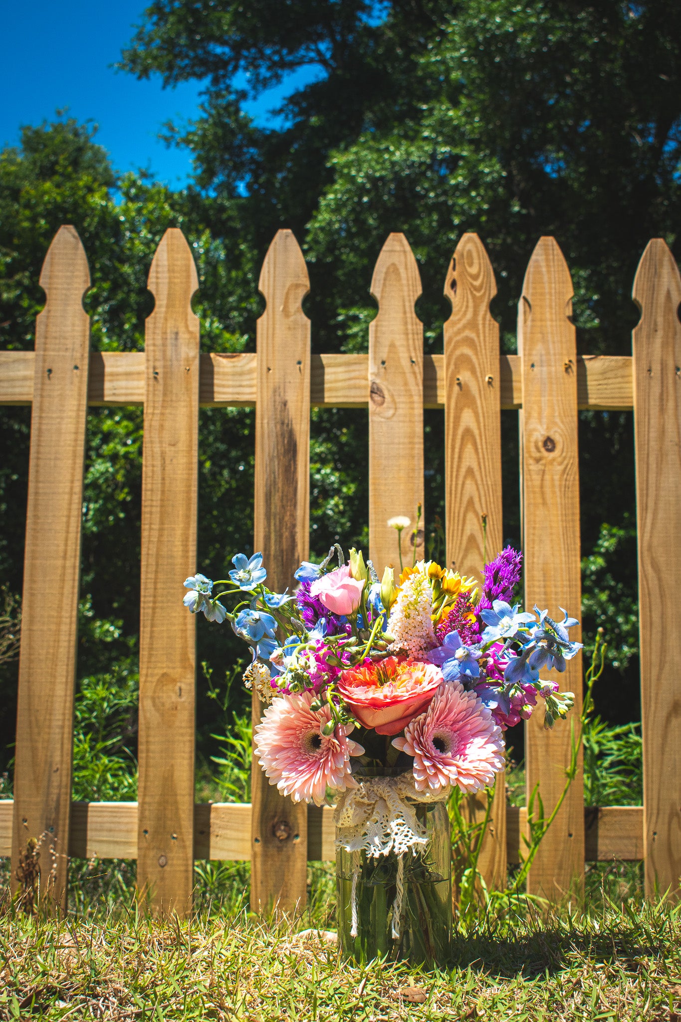 "Summertime" flower arrangement in the jar