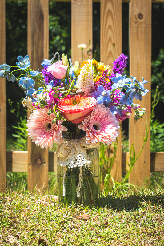 "Summertime" flower arrangement in the jar