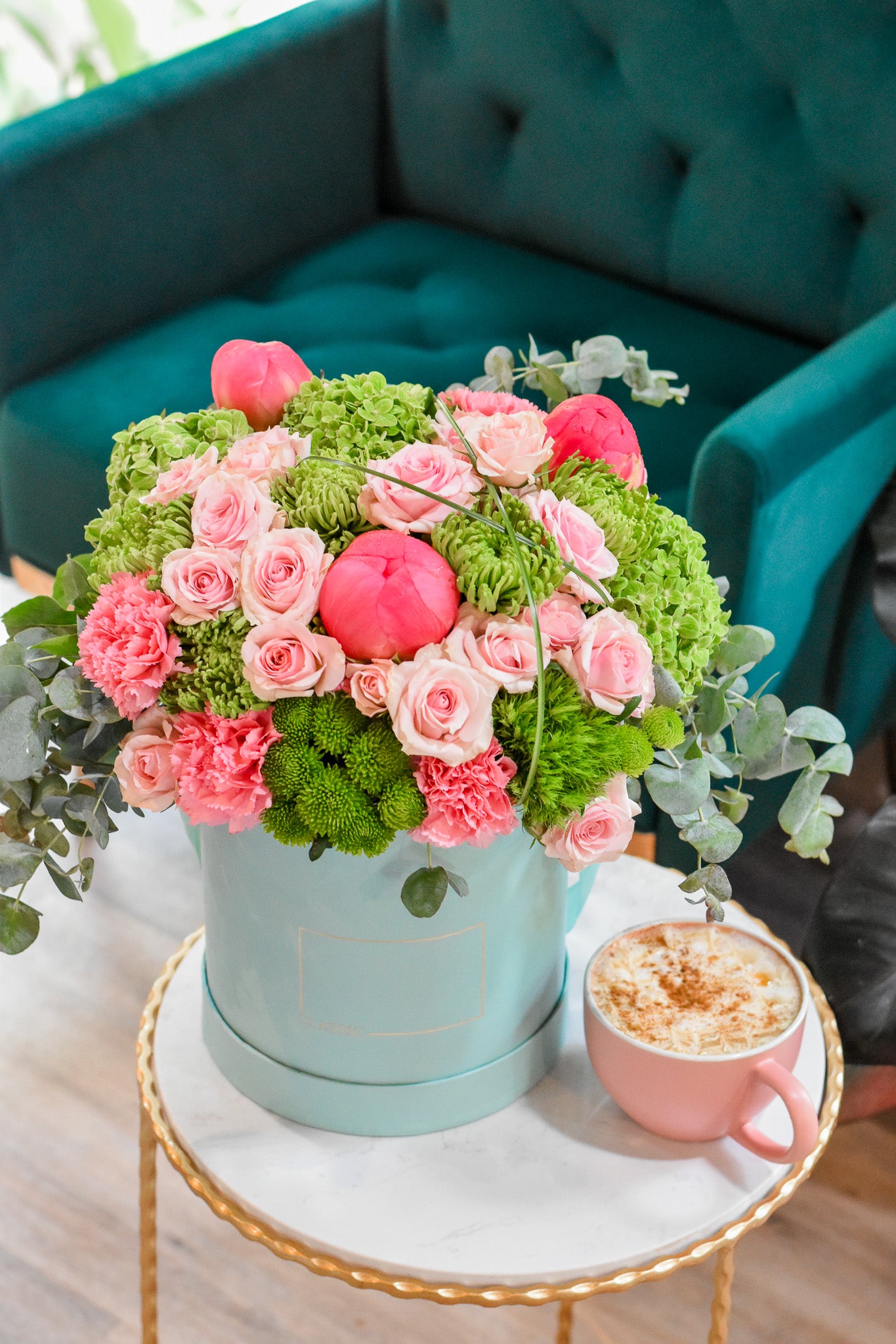 "Breakfast at Tiffany's" flower arrangement in a floral hat box