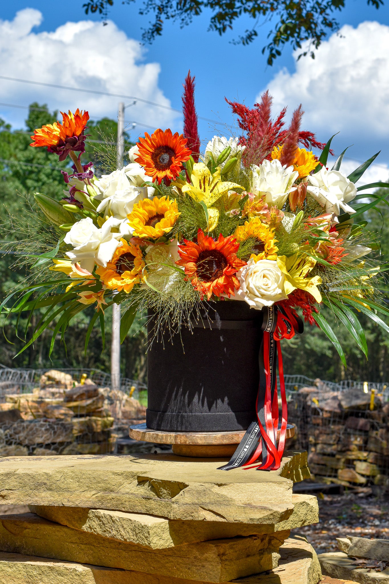 "Le coucher" XL flower arrangement in a velvet floral hatbox