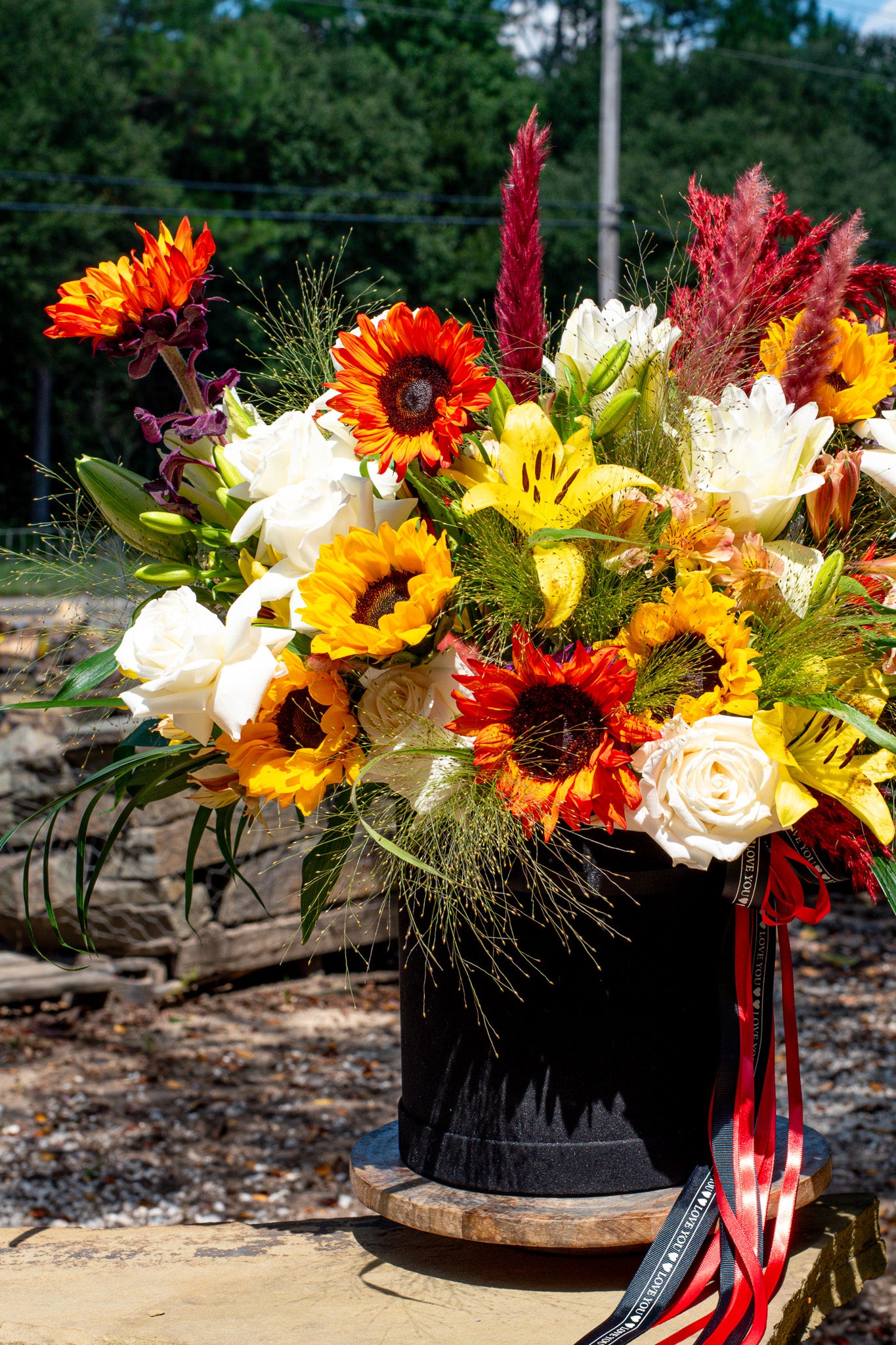 "Le coucher" XL flower arrangement in a velvet floral hatbox